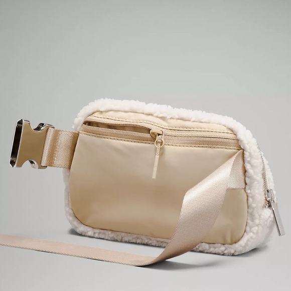 Lululemon White Fleece Everywhere Belt Bag Crossbody Bag Ivory Natural Nwt - Picture 5 of 6